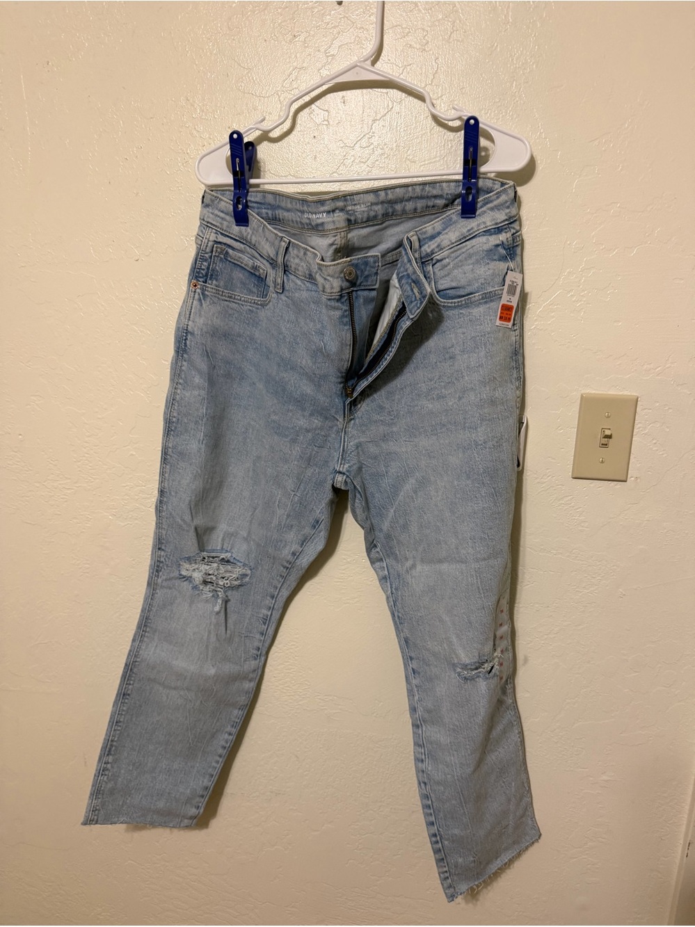 Women Light Wash Skinny Jeans with rip Knee. Size Petite 16 women. NWT